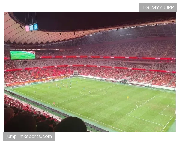 曼联复兴进程仍未完成，对球队赛季表现与竞争格局形成制约